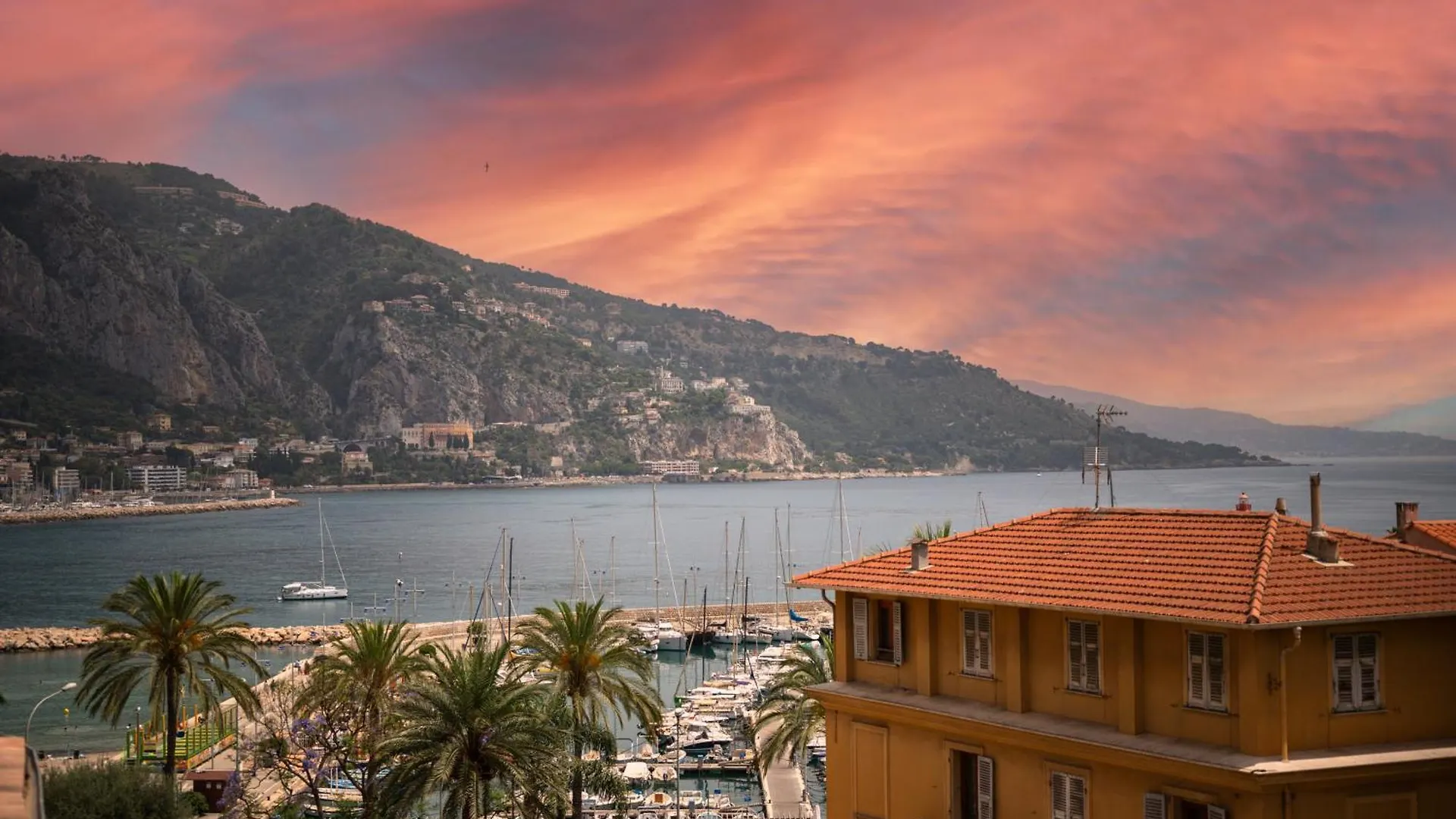 Le Saint Michel,Dernier Etage, Vieux Menton, Zone Pietonne Apartment 0*, Menton France