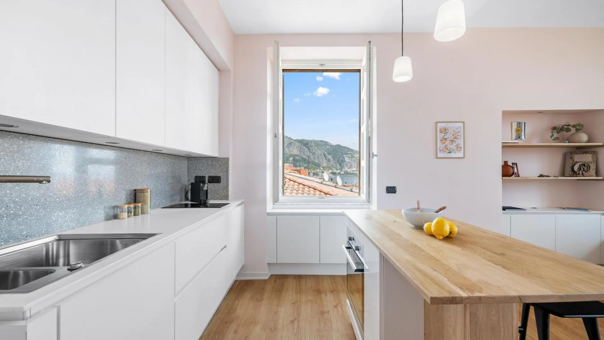 Le Saint Michel,Dernier Etage, Vieux Menton, Zone Pietonne Apartment  Menton